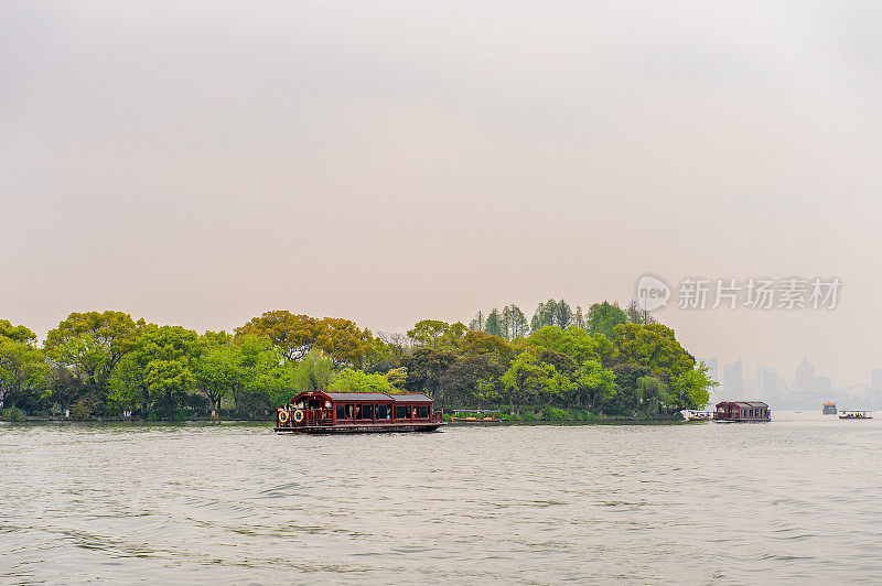 西湖(Xi hu Lake)是杭州的一个淡水湖。联合国教科文组织世界遗产
(杭州西湖文化景观)